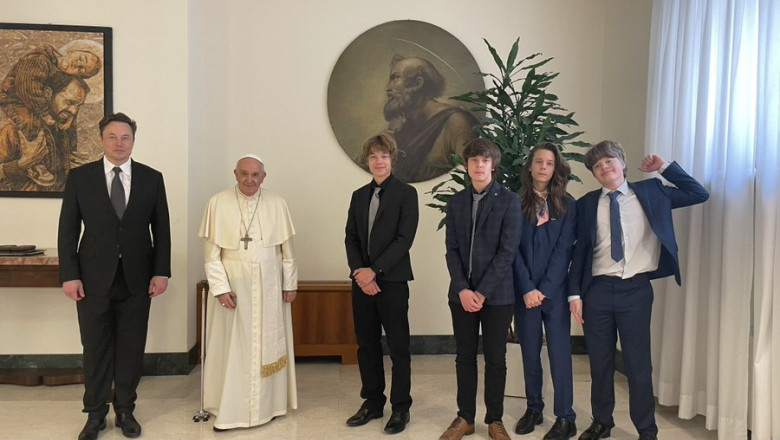  Elon Musk revine pe Twitter cu o fotografie în care apare alături de băieții săi și de Papa Francisc