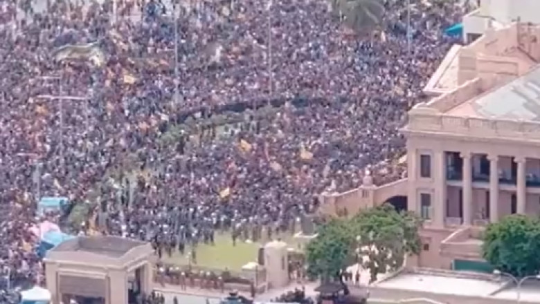  Proteste uriașe în Sri Lanka: Premierul a convocat o reuniune de urgenţă după ce zeci de mii de oameni au invadat palatul prezindețial