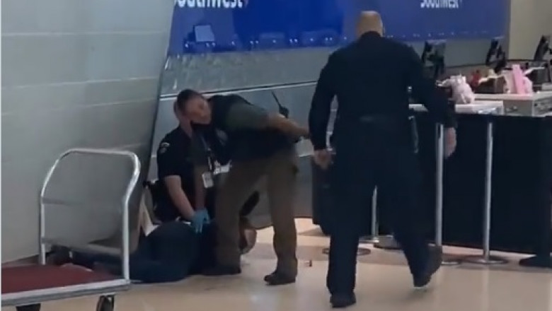  (video) Haos pe un aeroport din Texas, după ce o femeie a scos un pistol și a început să tragă