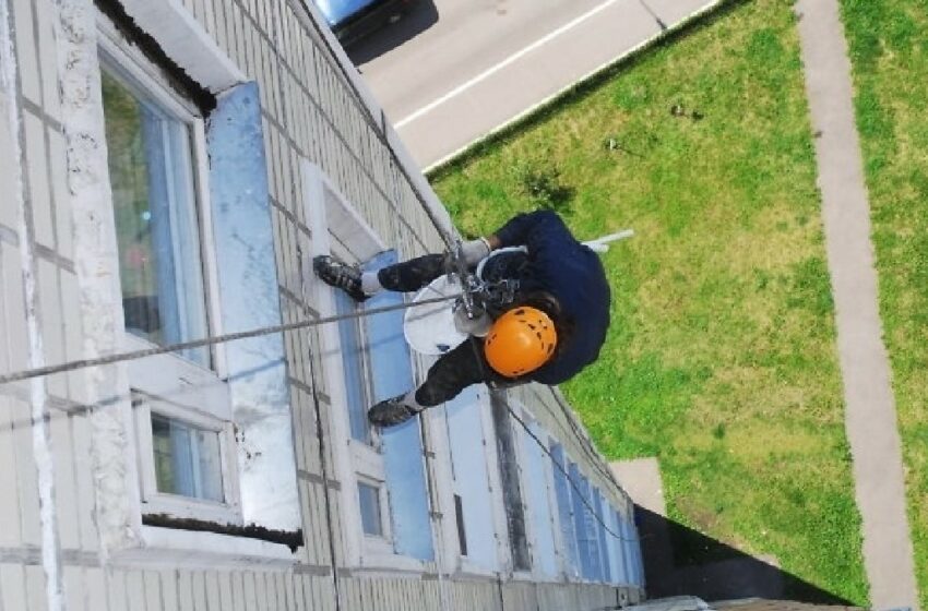  O bătrână de 83 ani a tăiat cablul unui alpinist utilitar, la etajul 12: Acesta repara fațada blocului