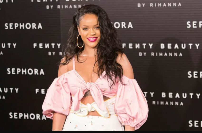  (video) „Are look de mămică”. Rihanna, într-un costum sport și cu batic pe cap, la concertul iubitului