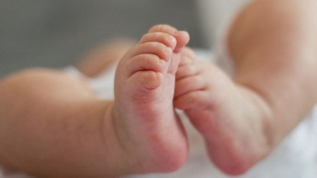  Caz șocant în capitală: Un bebeluș a fost aruncat de la etaj de propriul tată