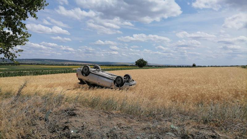  (foto) Un Audi, răsturnat într-un lan de grâu, după ce șoferița a pierdut controlul volanului: Ea și pasagera au fost spitalizate