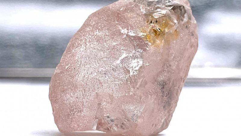  Cel mai mare diamant roz din lume a fost descoperit în Angola. Ce se va întâmpla acum cu „Trandafirul din Lulo”