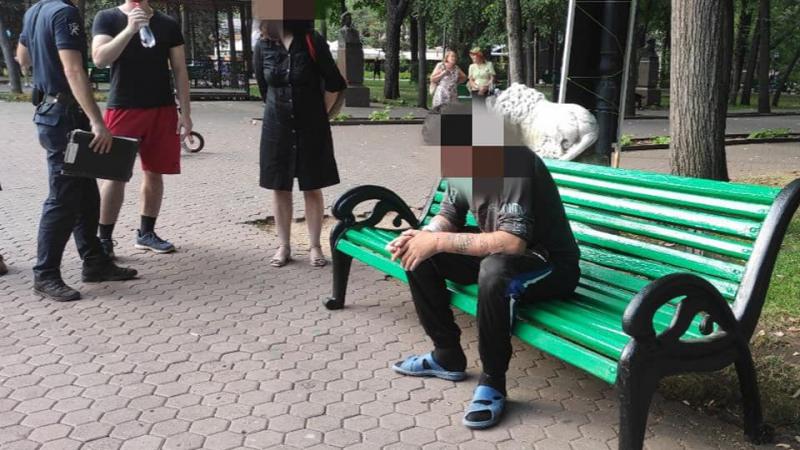  (foto) Își tăia mâna cu cioburi de sticlă, sub ochii trecătorilor, în parc: Bărbatul, beat, preluat de o ambulanță