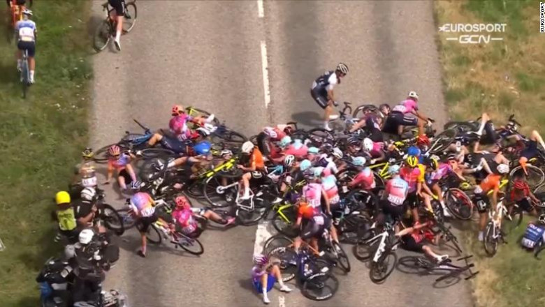  (VIDEO) Accident uriaș la Turul Franței: Zeci de cicliste – rănite, iar una a fost transportată la spital