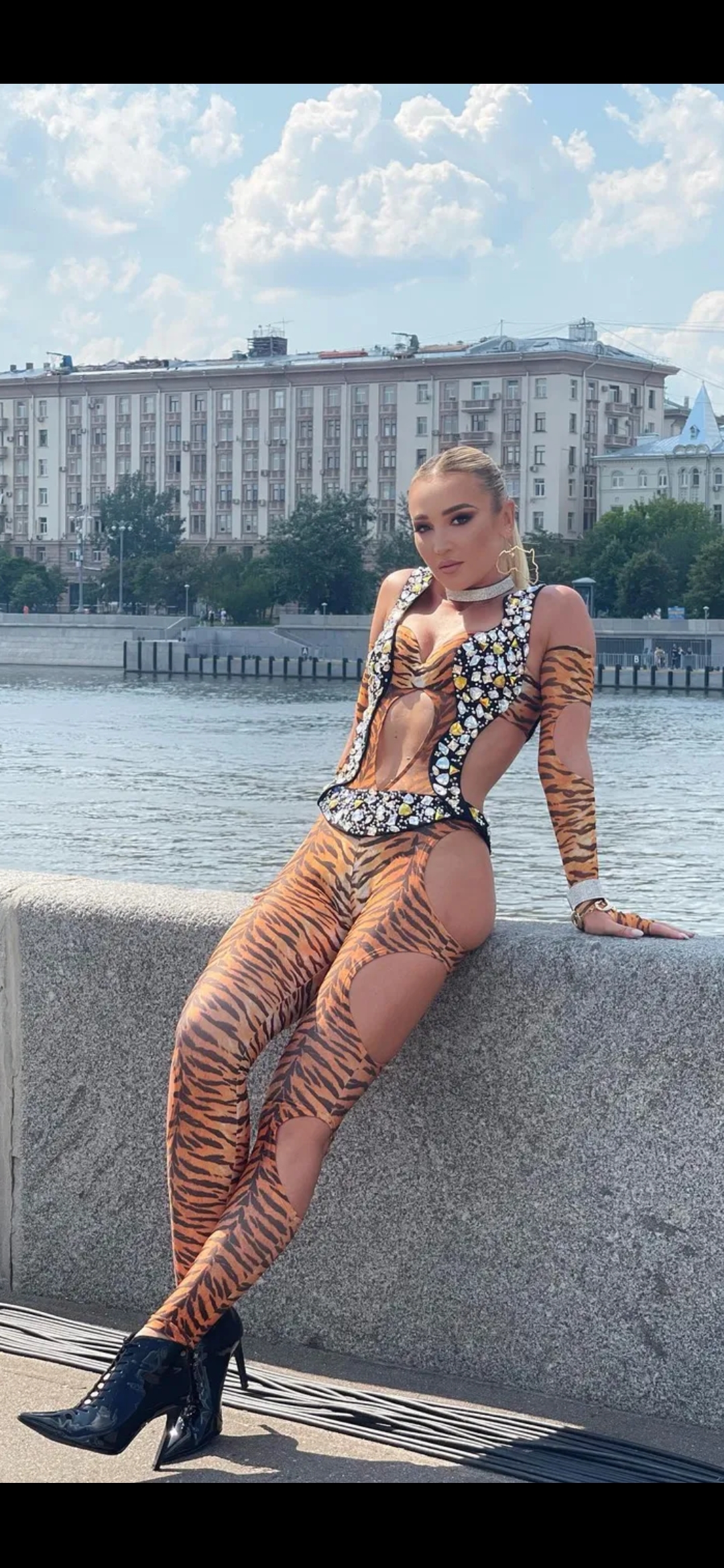 Бузова в леопардовом костюме 2022