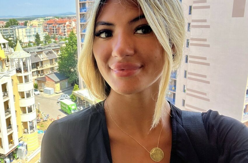  (foto) Ce a pățit o turistă după ce a adormit pe o plajă din Bulgaria: Fruntea ei a început să arate ca plasticul