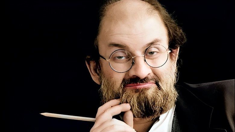 Salman Rushdie este conștient, dar ar putea să-și piardă un ochi. De câte ori l-a înjunghiat atacatorul său