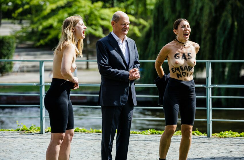  (foto) Două activiste au pozat în sânii goi alături de cancelarul german Olaf Scholz