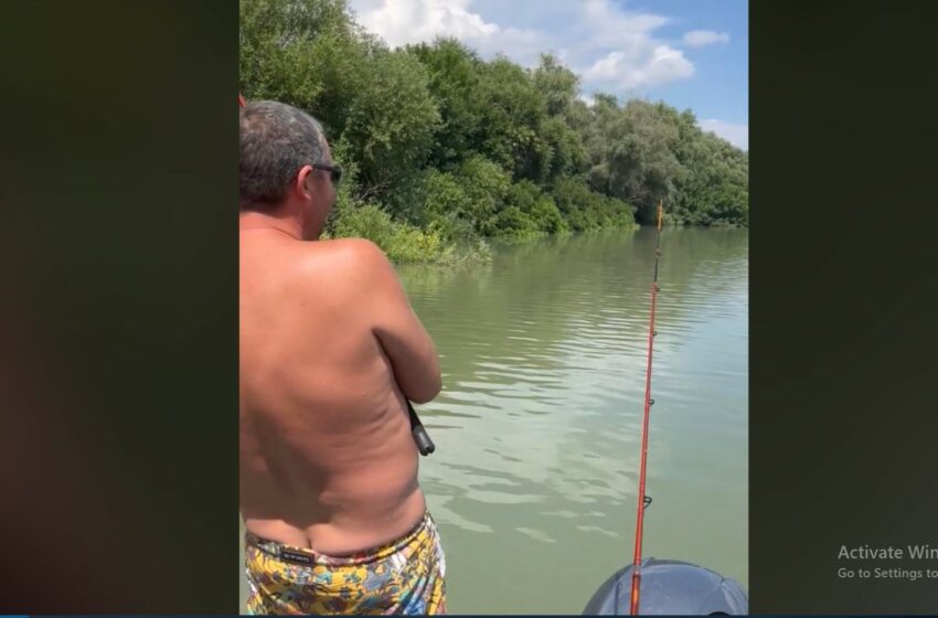  A vrut să se laude cu peștele, dar și-a arătat fundul: Usatîi, la pescuit, cu burta criticată de internauți