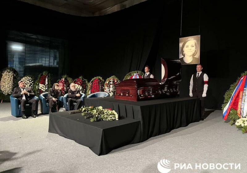  (foto) Funeraliile Dariei Dughina la Moscova: Părinți, prieteni și activiști au venit să-și ia rămas bun de la jurnalistă
