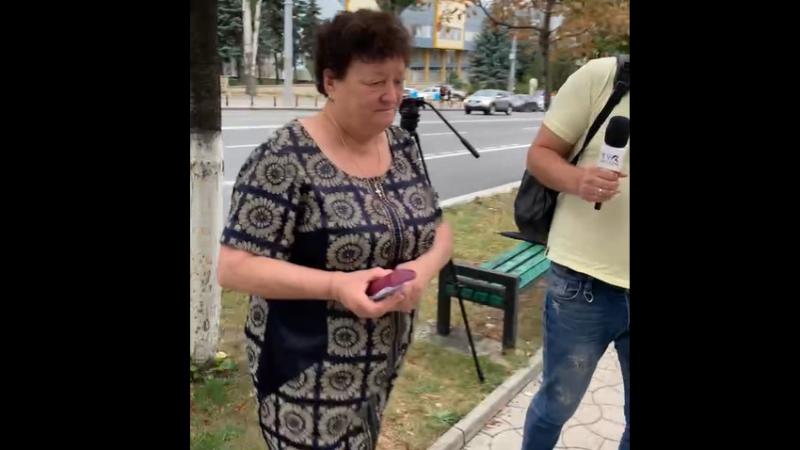  (video) Mama lui Igor Dodon, în lacrimi, după ce o activistă a huiduit-o, la Procuratură