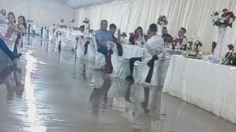  (foto) Au făcut nuntă la restaurant, dar s-au trezit în piscină! O furtună a dat peste cap cea mai fericită zi din viața unui cuplu
