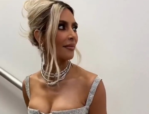  (video) Kim Kardashian și-a amuzat din nou fanii cu o ținută extrem de strâmtă la Milano Fashion Week