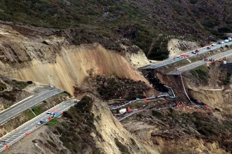  (foto) Alunecari de teren devastatoare în California. Zeci de persoane au avut nevoie de ajutor