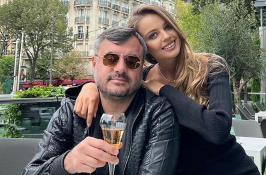  Presa din România: Miliardarul moldovean o ține-n puf pe blonda lui Dan Negru! A „scăldat-o” în Moet, a acoperit-o cu trandafiri, iar ea…și-a aruncat lenjeria intimă la Paris
