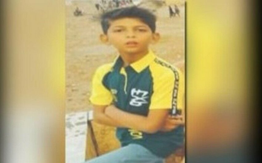  Un bărbat din Pakistan a turnat kerosen pe fiul său și l-a incendiat pentru că nu voia să-și facă temele