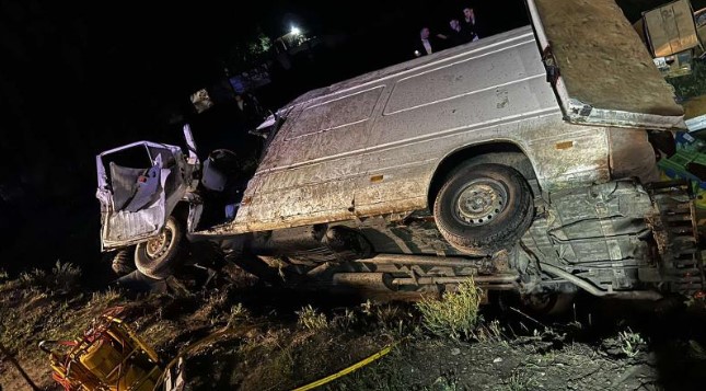  Un microbuz și un tractor s-au ciocnit violent, la Strășeni. Trei persoane au avut de suferit