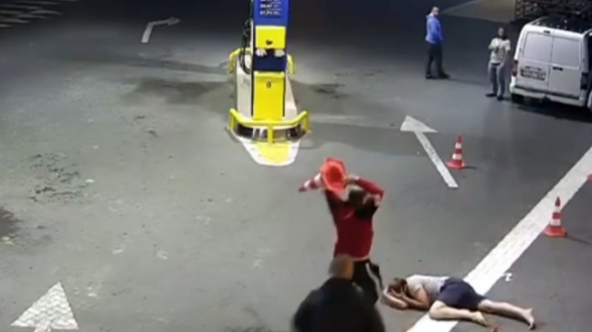  (video 18+) Bătaie sângeroasă într-o stație PECO din Călărași: Tineri loviți violent cu picioarele în cap, ar fi spitalizați, în stare gravă