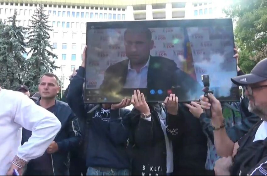  Cu televizorul la protest: Oamenii l-au ținut in mâini, ca sa vorbească Șor