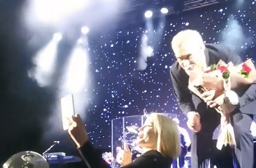  (video) Meladze, la un pas să cadă de pe scenă, după ce o fană din Moldova l-a apucat de mână pentru un selfie