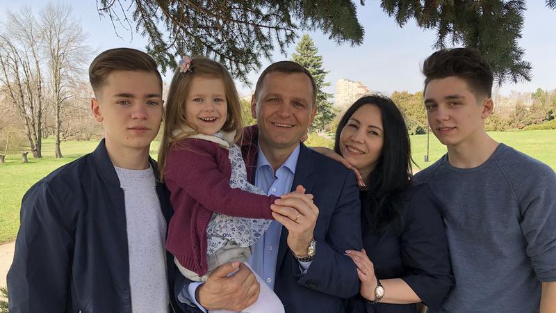  I-a adunat pe toți într-o fotografie: Andrei Năstase, alături de soție și cei trei copii, la 23 de ani de căsătorie