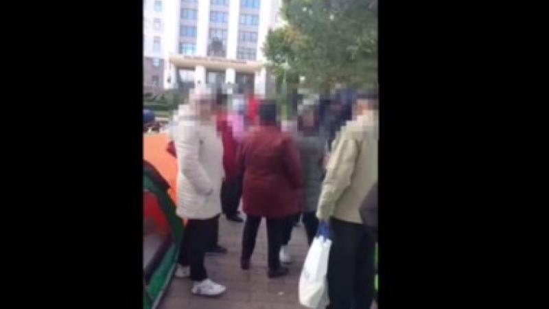  (video) „Marș!”: O protestatară a scos geanta de pe umăr și a sărit la o polițistă, care o filma: S-a ales cu dosar penal