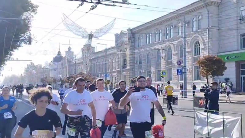  (video) Maraton cu scandări anti-prezidențiale: Mai mulți alergători au strigat „Jos Maia Sandu”