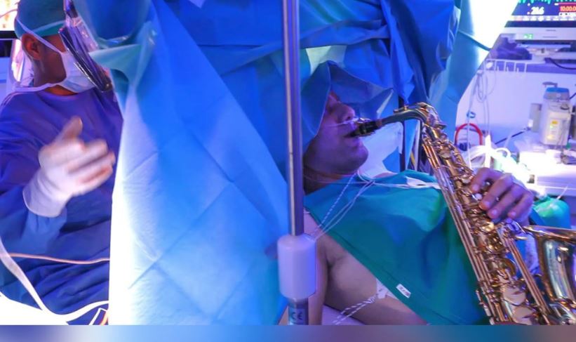  (foto) Un muzician italian a cântat la saxofon timp de 9 ore, în timp ce era operat pe creier: a fost supus unei “operații în stare de veghe”