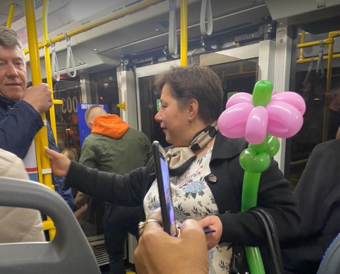  (foto) Gestul unei femei care i-a uimit pe pasagerii unui troleibuz din capitală: Vă împart puțină fericire