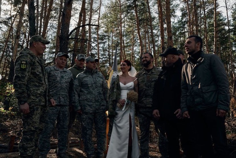  (foto) Nuntă pe timp de război. Doi tineri din Ucraina s-au căsătorit într-o pădure, cu arma la piept