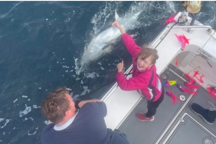  O fetiță din Marea Britanie a prins un pește care cântărește de șase ori mai mult decât ea. Cât valorează trofeul