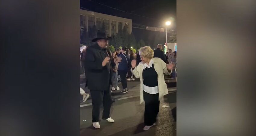  Chișinăul de seară: Doi bătrânei dansează în Piața Marii Adunări Naționale