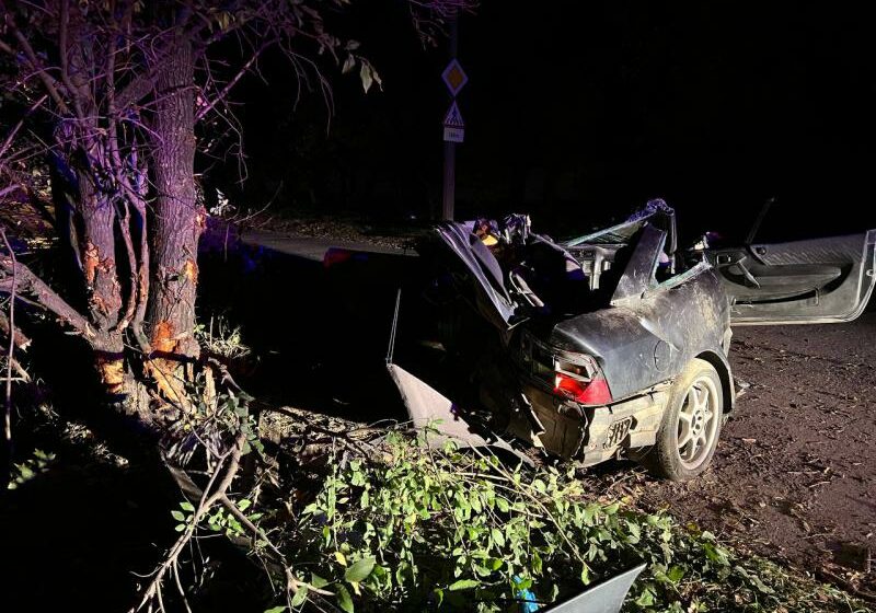 O tânără a murit pe loc, într-un accident la Botanica: Mașina în care se afla s-a izbit violent de un copac