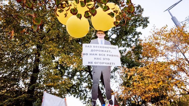  (foto) Igor Grosu și-a luat și el „zborul”, cu baloane galbene, după Maia Sandu. Protestatarii au scandat: Jos cu Grosu!