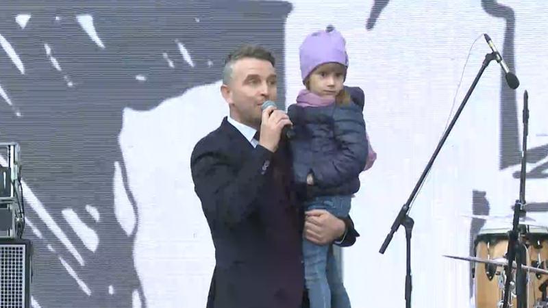  A găsit soluția. O fetiță, care s-a pierdut în mulțime, a urcat pe scenă ca să-și găsească mama: Veniți să vă recuperați bijuteria