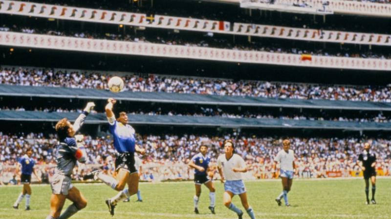  Mingea „Mâna lui Dumnezeu” este scoasă la licitație la un preț uriaș, chiar de arbitrul care a validat golul lui Maradona