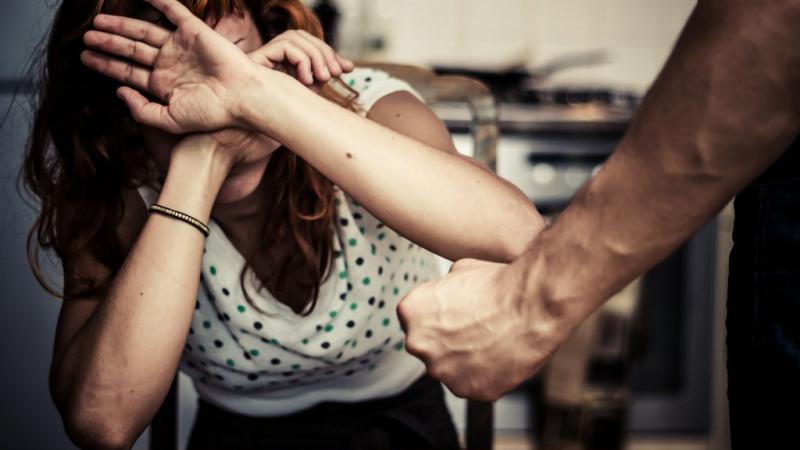  Și-a terorizat familia ani la rând, până soția și-a pus capăt zilelor: Un bărbat din Fălești, trimis pe banca acuzațiilor