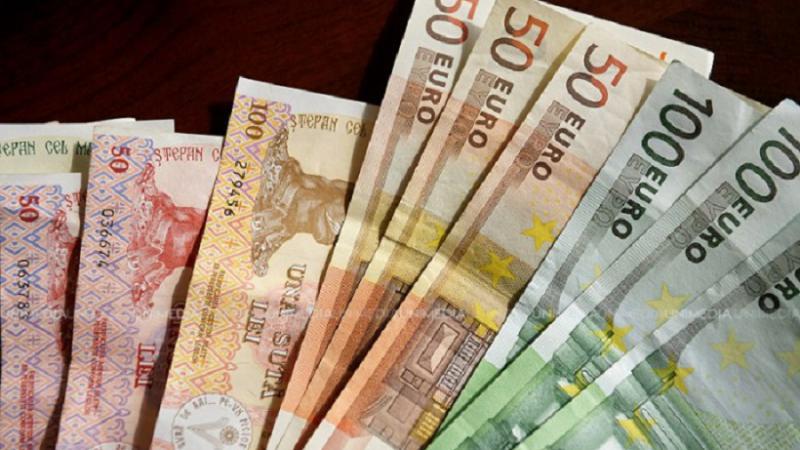  Sondaj: Doar 2 din 10 moldoveni au bani puși deoparte. Au încredere în bănci sau îi țin la ciorap?