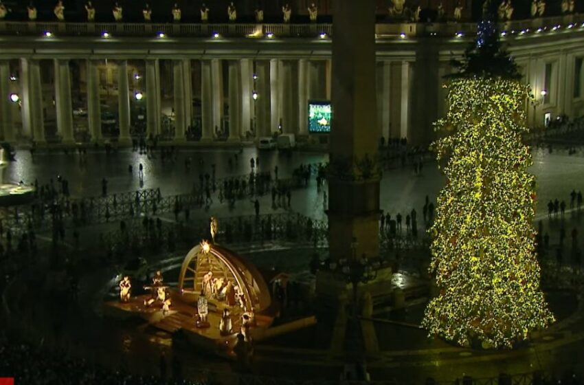  (video) Momente speciale la Vatican. Credincioșii au asistat la aprinderea luminițelor în bradul de Crăciun