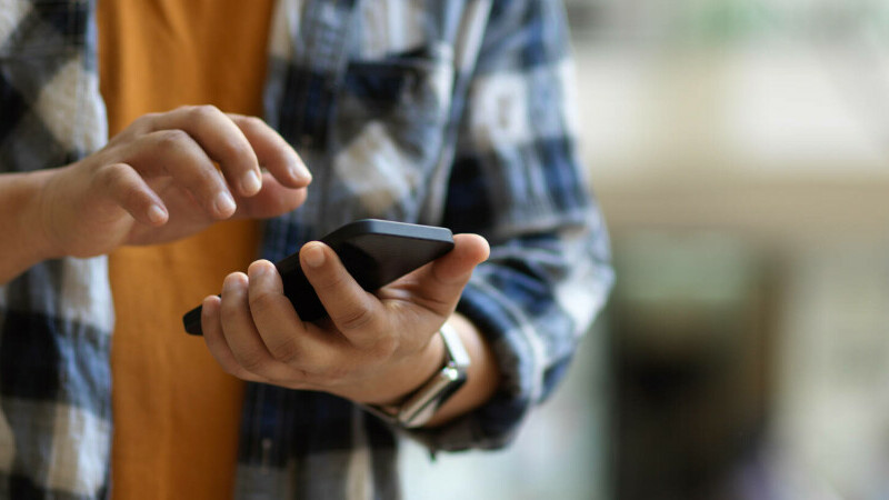  Un bărbat a devenit mai bogat după o noapte de beție. După ce și-a găsit telefonul pierdut, a aflat că a câștigat la pariuri