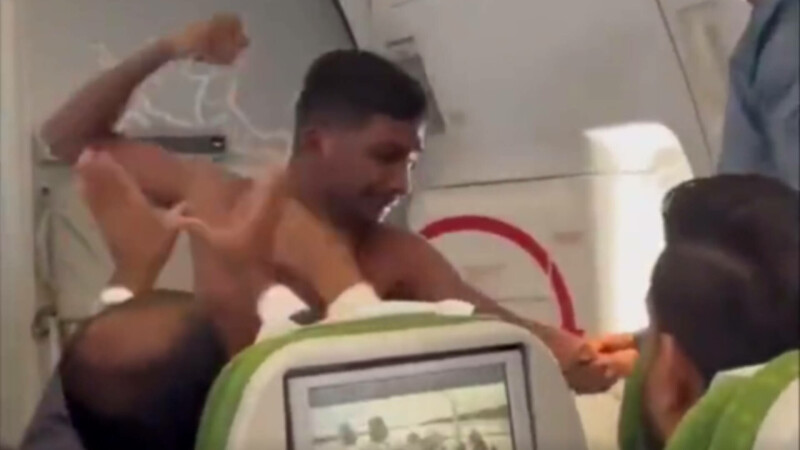  (video) Momentul în care un tânăr dezbrăcat îl lovește cu pumnii pe un alt pasager în avion. Ce au făcut ceilalți călători