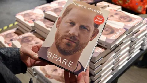  Autobiografia prinţului Harry este cartea de non-ficţiune cu cele mai mari vânzări în ziua lansării