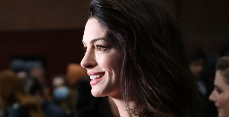  (foto) Anne Hathaway a captat toată atenția într-o rochie mini la Festivalul Sundance. Întotdeauna va avea 20 de ani, au comentat fanii ei