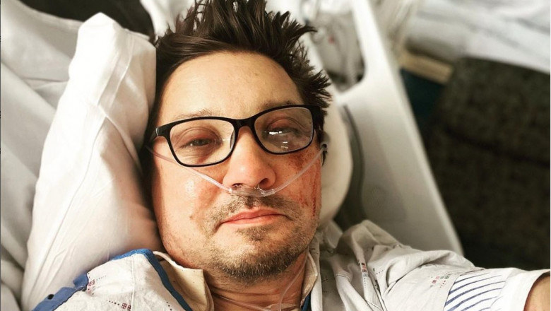  Noi dezvăluiri despre accidentul lui Jeremy Renner. Actorul încerca să-și salveze nepotul când a fost lovit de plugul de zăpadă
