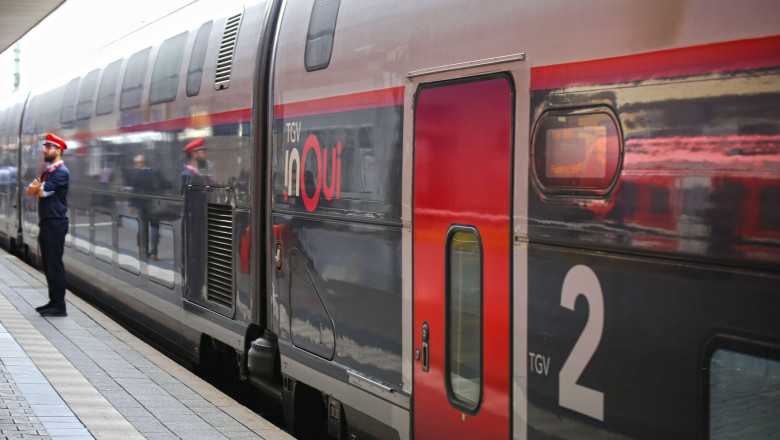 Un bebeluș a venit pe lume într-un tren de mare viteză. Garnitura a avut întârziere 80 de minute