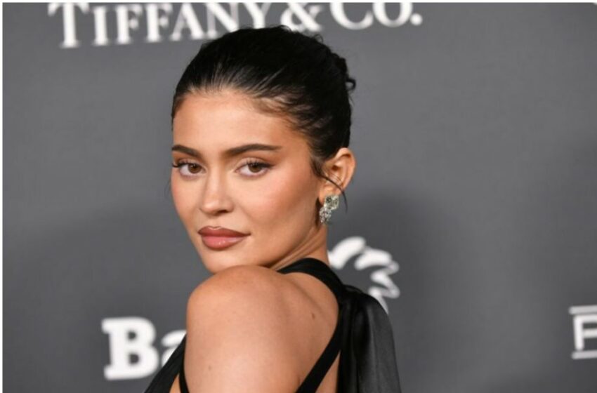  (foto) Kylie Jener a publicat prima imagine cu fiul ei, la aproape 1 an de la naștere. Ce nume i-a pus copilului