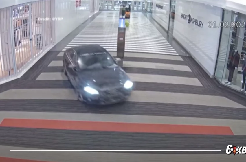  (video) Ca într-un film de acțiune, două persoane au jefuit un centru comercial din Toronto intrând cu mașina prin geamuri