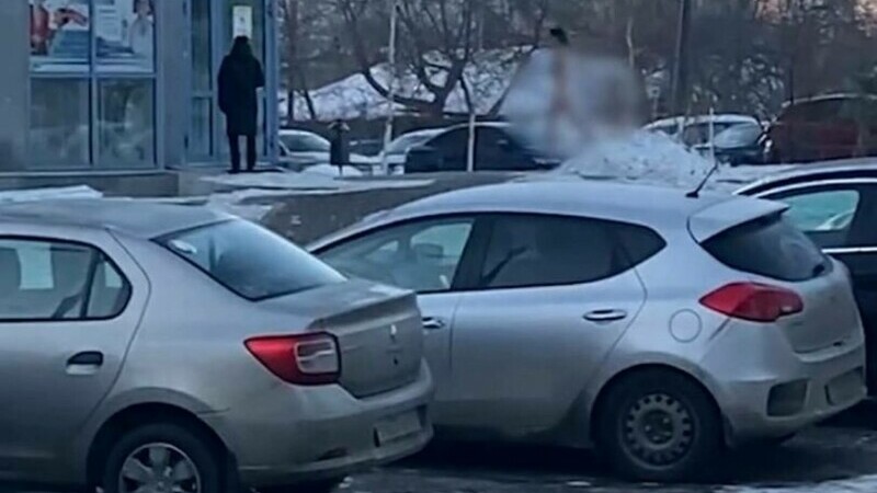  O tânără din Rusia a fost filmată mergând pe stradă complet goală în condițiile în care afară erau temperaturi negative